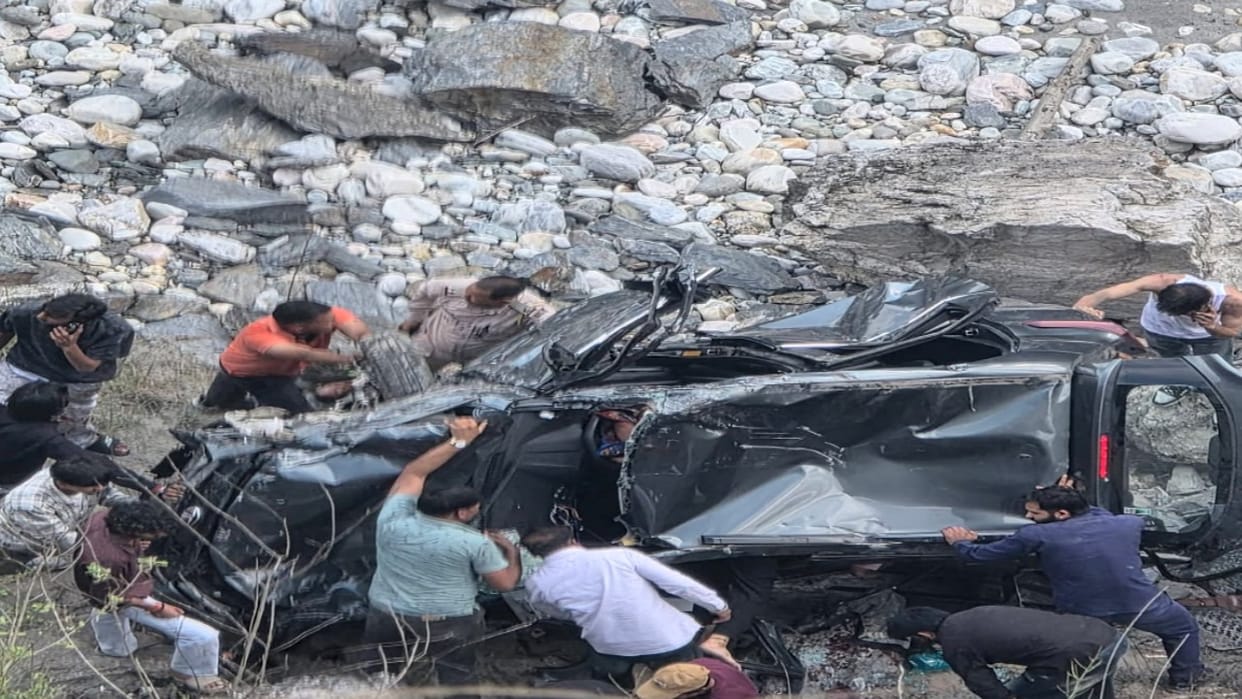 hp Road accident: Tourist vehicle falls into Parvati River from Bhuntar-Manikaran road.