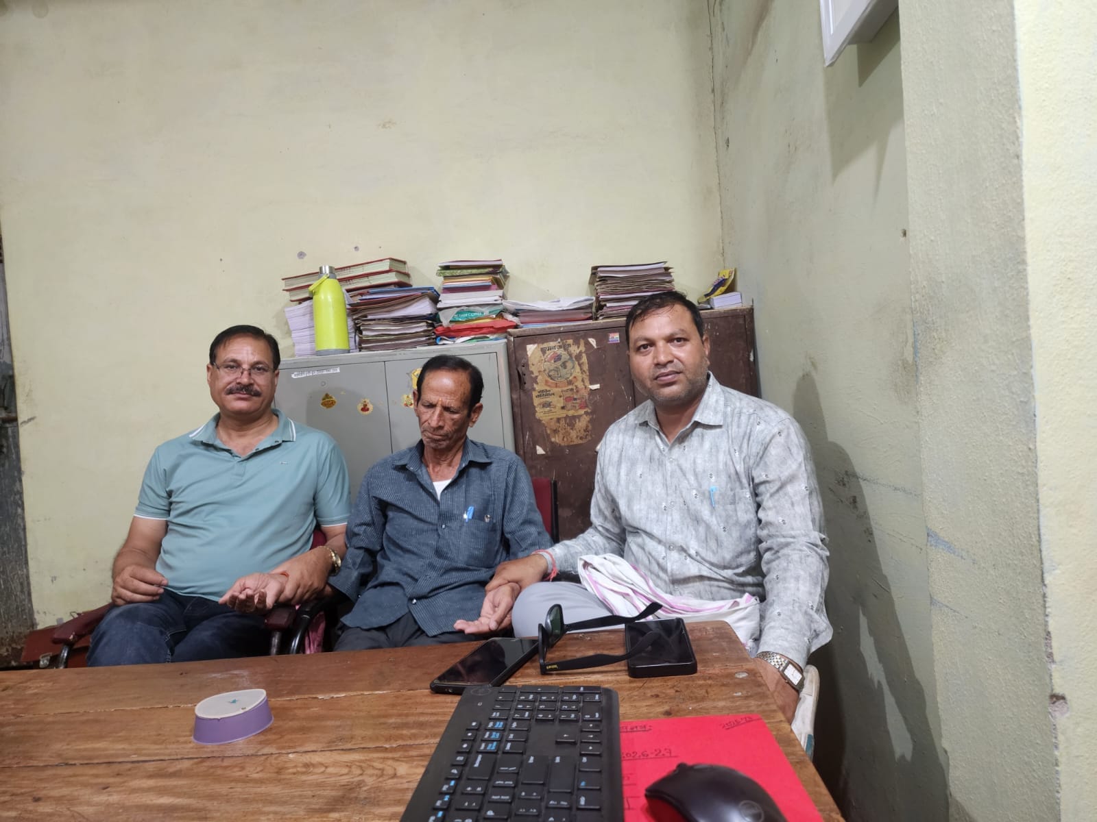 लोकायुक्त पुलिस की गिरफ्त में घूसखोर कर्मचारी।