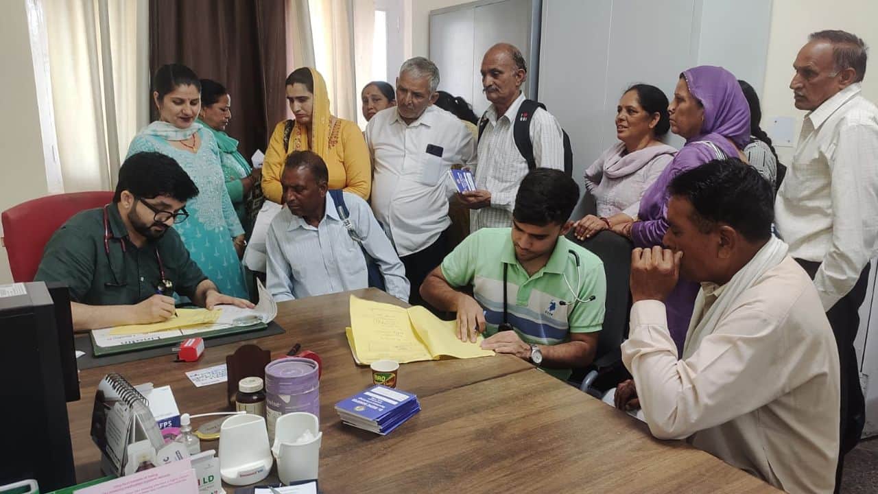 मेडिकल कॉलेज एवं अस्पताल हमीरपुर में मरीजों का इलाज करते हृदय रोग विशेषज्ञ डॉ. लक्की शर्मा