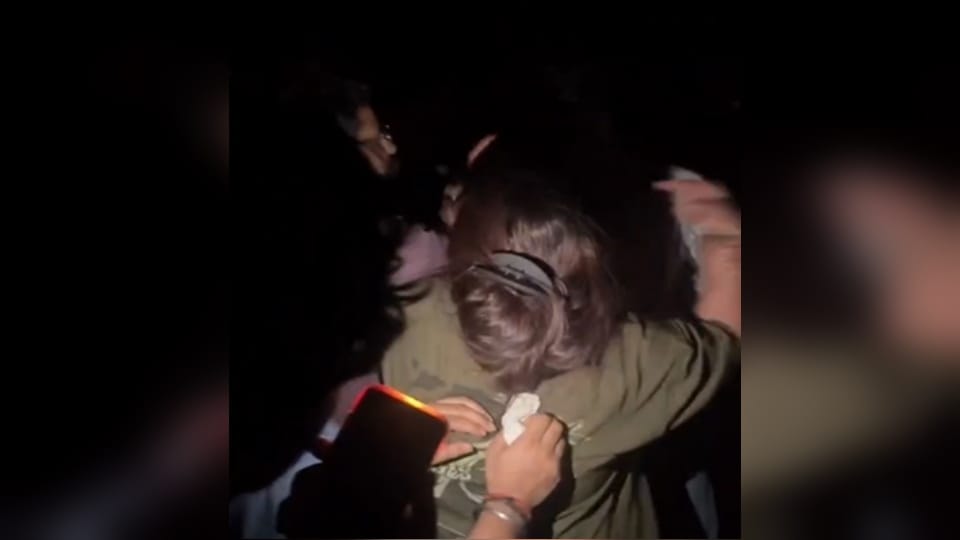 Meerut: थिएटर में आपस में भिड़ीं दो महिलाएं, बाल पकड़कर जमकर मारपीट, PVS मॉल का वीडियो वायरल
