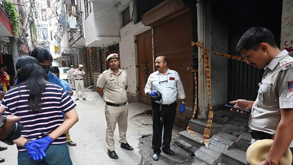 Tughlakabad fire incident woman set blaze cctv Video