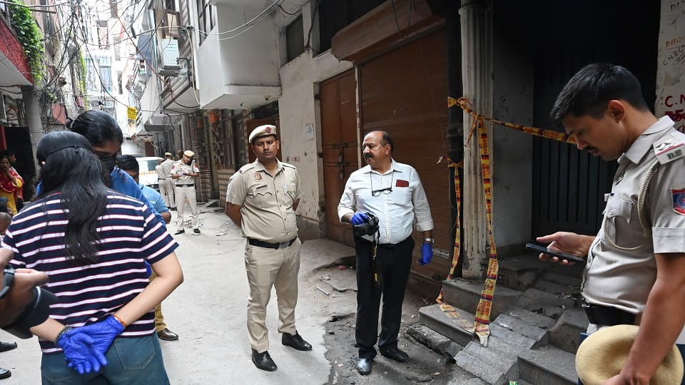Tughlakabad fire incident woman set blaze cctv Video
