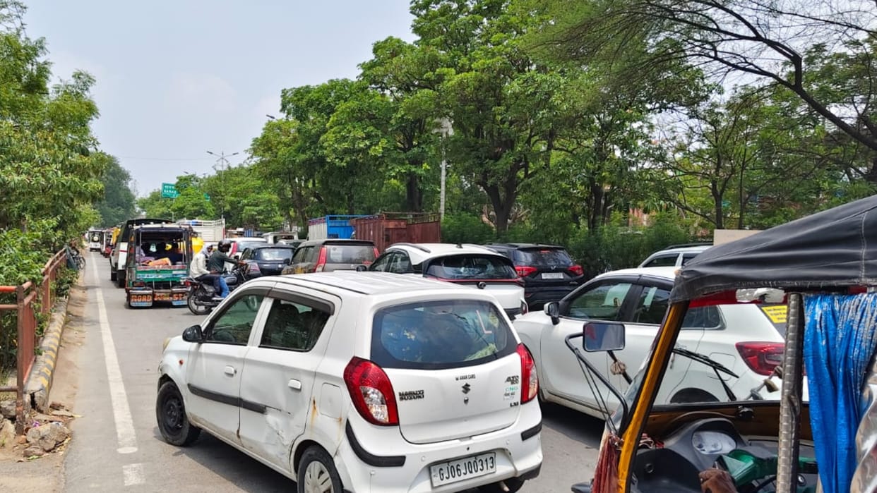 Massive traffic on Shastri Bridge vehicles have been crawling since morning out of control one-way traffic