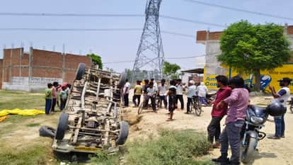 Pickup truck carrying devotees to offer religious flags overturns in Bahariya; over 12 injured.