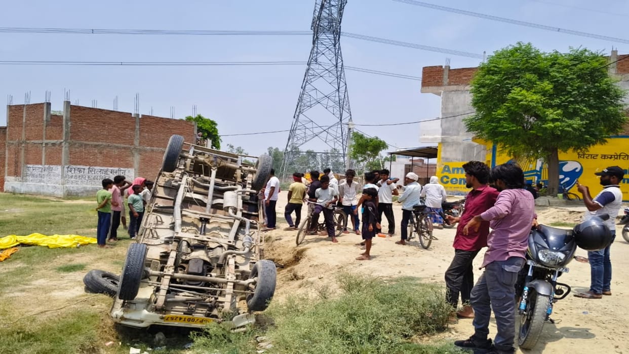 Pickup truck carrying devotees to offer religious flags overturns in Bahariya; over 12 injured.
