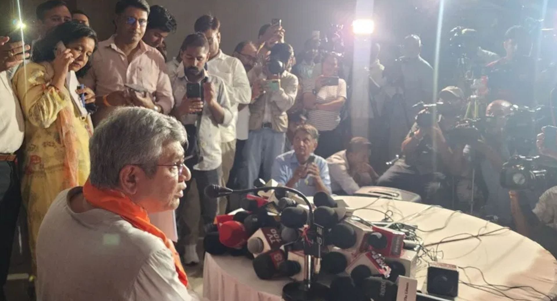 मोबाइल की फ्लैशलाइट के बीच की प्रेस कॉन्फ्रेंस करते हुए केंद्रीय मंत्री अश्विनी वैष्णव