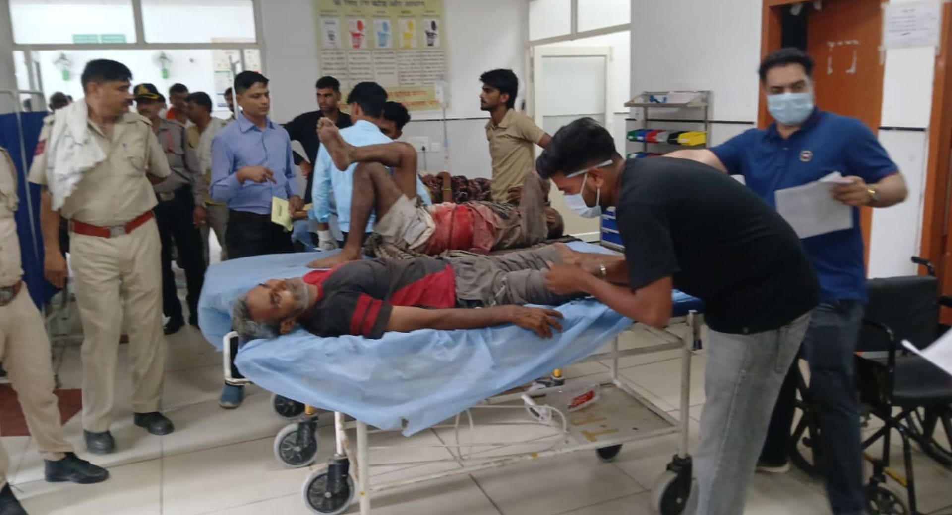 घायलों का इलाज जारी