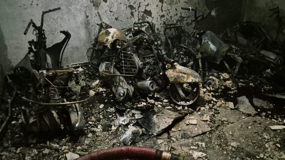 Tughlakabad fire incident woman set blaze cctv Video