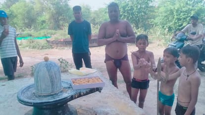 unique Gurukul tradition at Ganga Ghat in varanasi No fees or charges swim offer laddus Ganga river