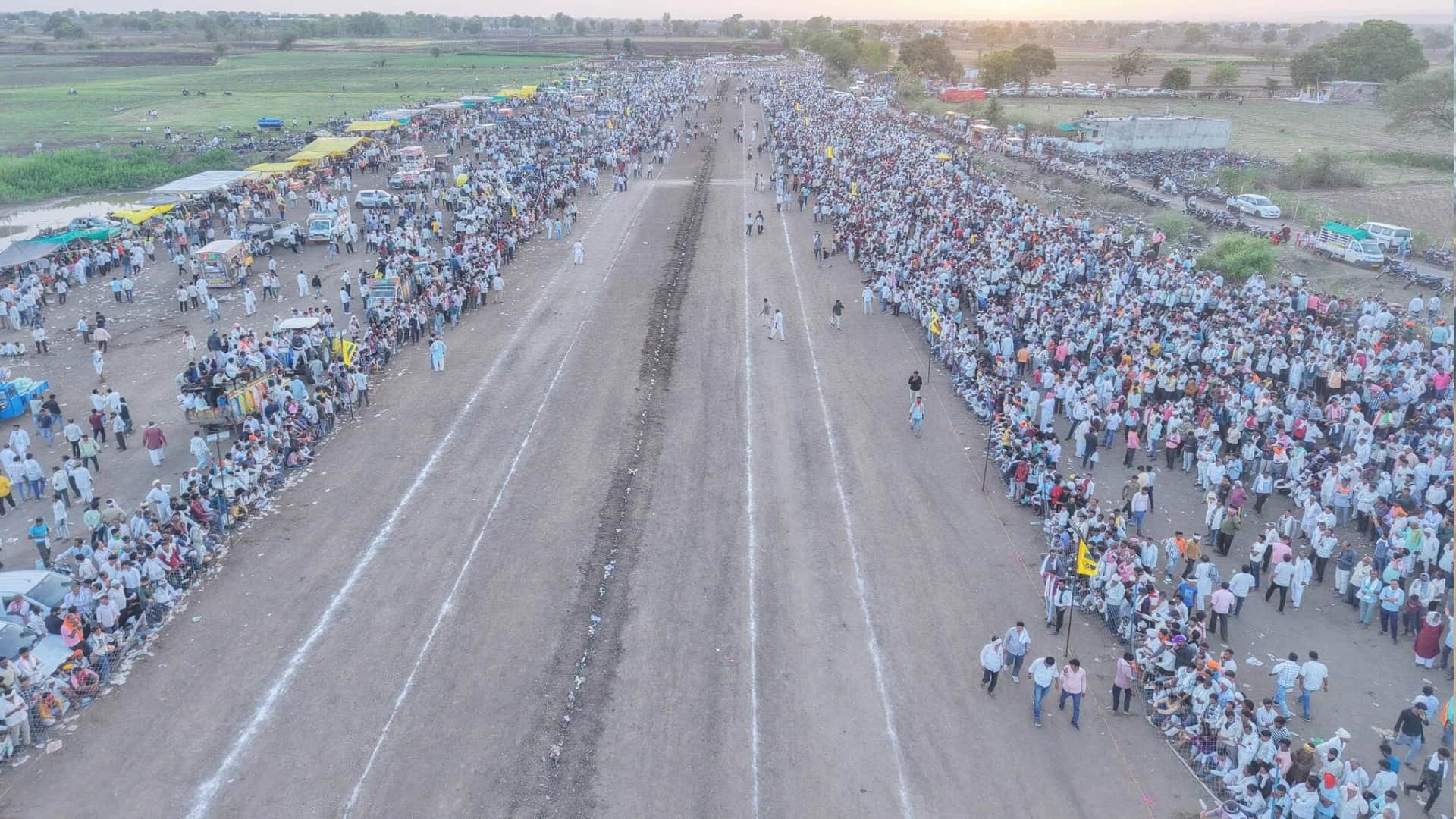 Crowds gathered for the bullock cart race in Dewas, the pair of Shera and Shakti emerged victorious.