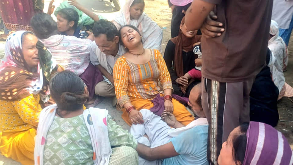 अब्बास के रोते-बिलखते परिजन