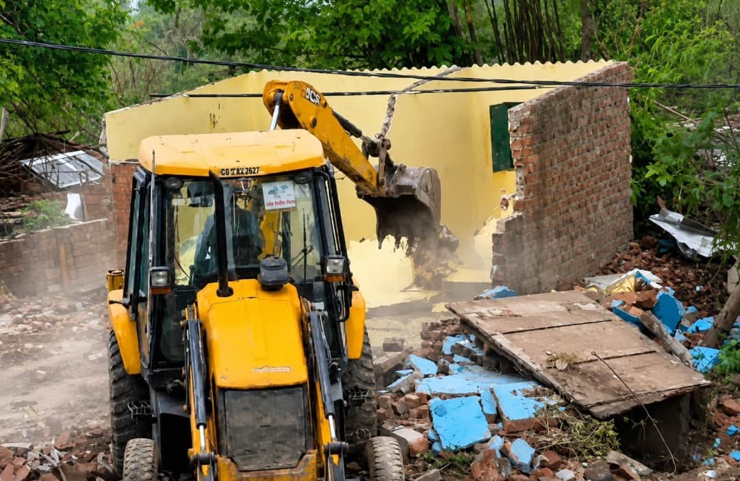 Bhopal News: Major bulldozer action against encroachment in Bhopal; 89 houses and shops razed, government land
