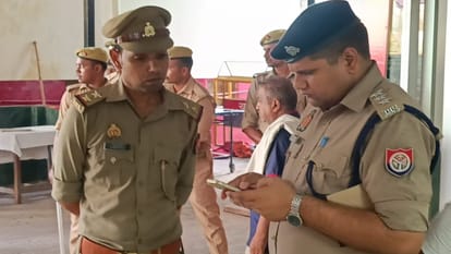 बुजुर्ग की गोली मारकर हत्या के बाद छानबीन करती पुलिस।