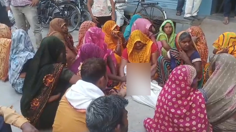 बिलखते परिजन