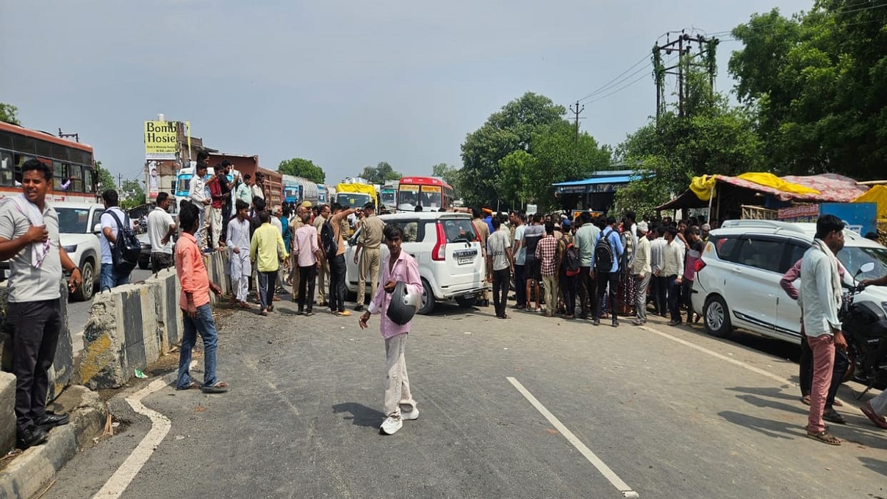 man dies after being bike hit by a car angry family members block the highway in Shahjahanpur