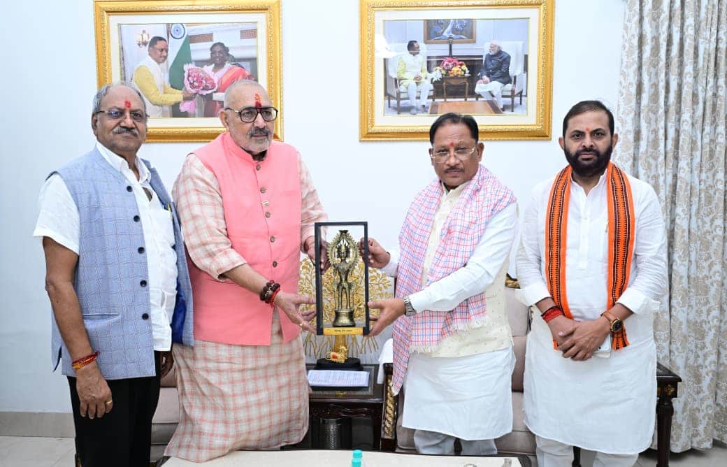 केंद्रीय गृहमंत्री गिरिराज सिंह का सम्मान करते सीएम विष्णुदेव