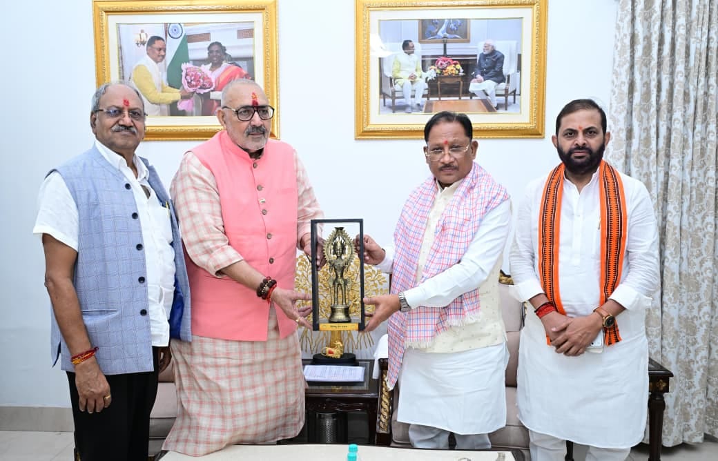 केंद्रीय गृहमंत्री गिरिराज सिंह का सम्मान करते सीएम विष्णुदेव