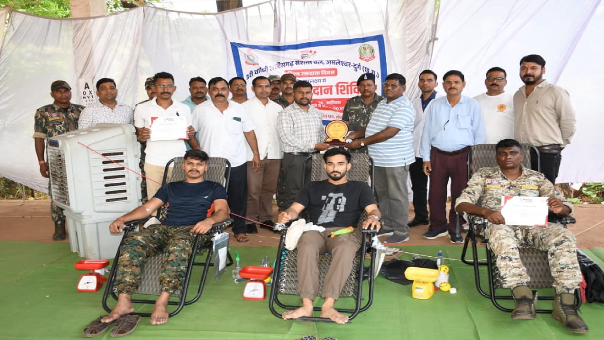 Durg: people donated blood and free eye check-up camp in CAF 3rd Battalion Amleshwar