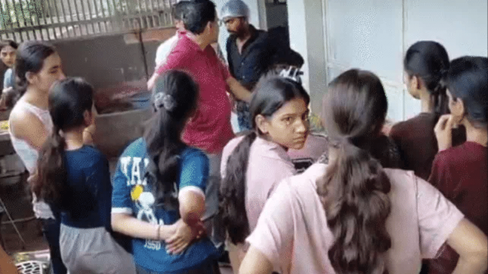 छात्राओं और परिजन ने किया हंगामा।