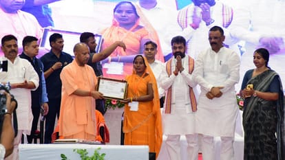 CM Yogi Adityanath said that country becomes great when it led by great personality in Varanasi