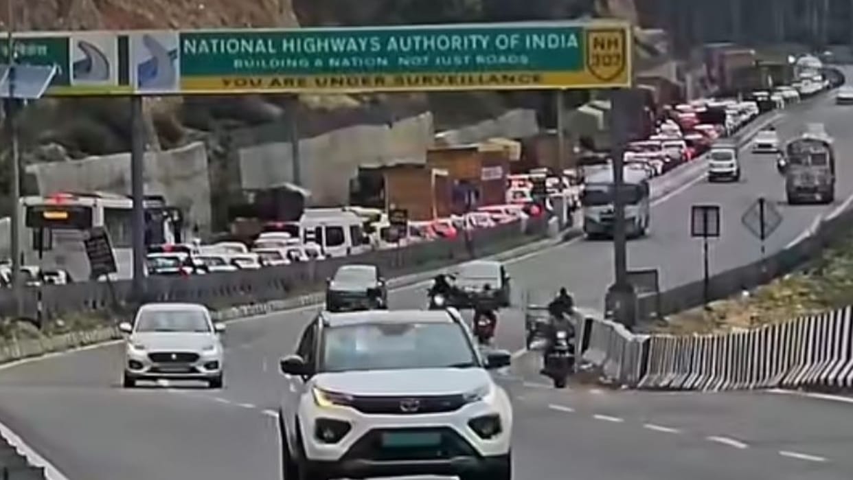 Heavy traffic jam on Doon-Delhi Expressway over the weekend vehicles stranded for several hours