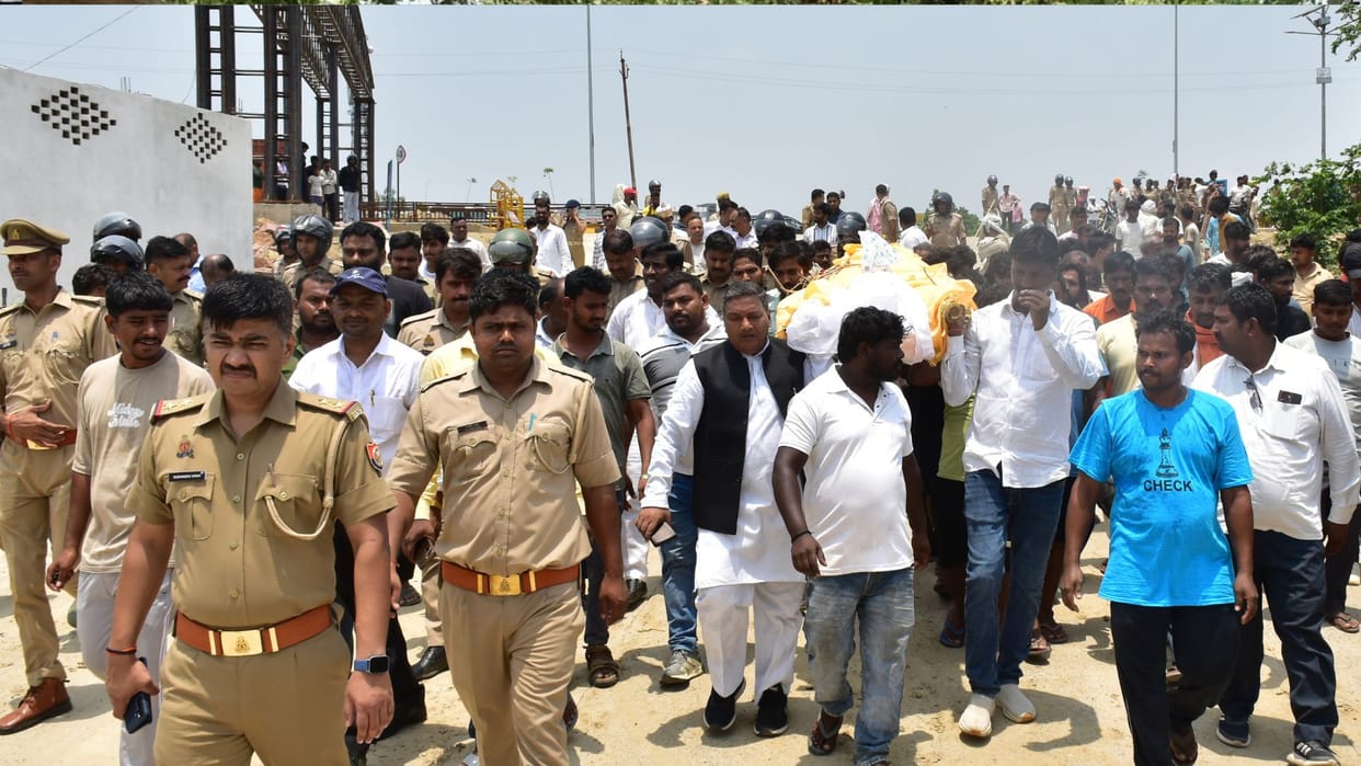 Nausad Accident in Gorakhpur, Kin take to streets again; administration hands over cheques of 5 lakh each.