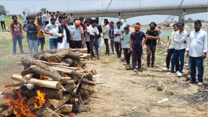Nausad Accident in Gorakhpur, Kin take to streets again; administration hands over cheques of 5 lakh each.