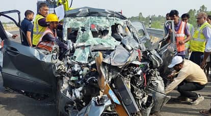 Unnao Ganga Expressway Accident High speed and a moment of drowsiness caused the accident four friends died