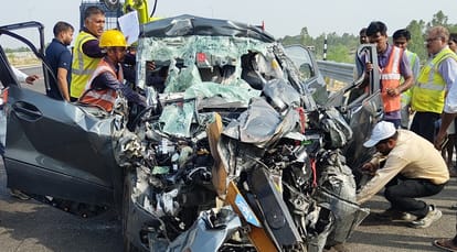 Unnao Ganga Expressway Accident High speed and a moment of drowsiness caused the accident four friends died