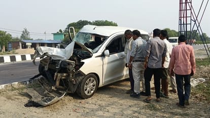 आजमगढ़ में चार लोगों की मौत: नेशनल हाईवे पर ट्रेलर से टकराई कार, एक की हालत गंभीर; वाहन में फंसा आधा शरीर Four killed in Azamgarh Car collides with trailer sparking screams and panic villagers rush help