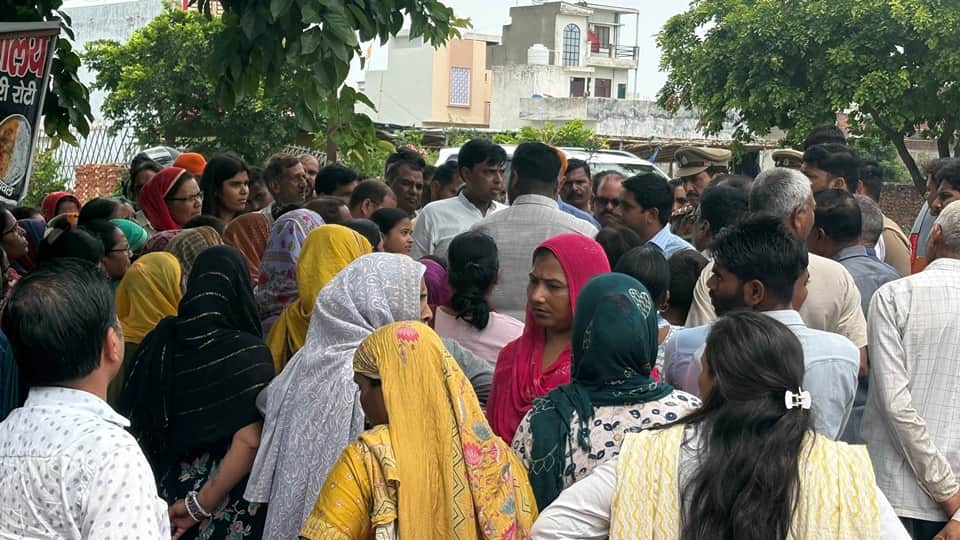 मुरादाबाद में विरोध करती महिलाएं