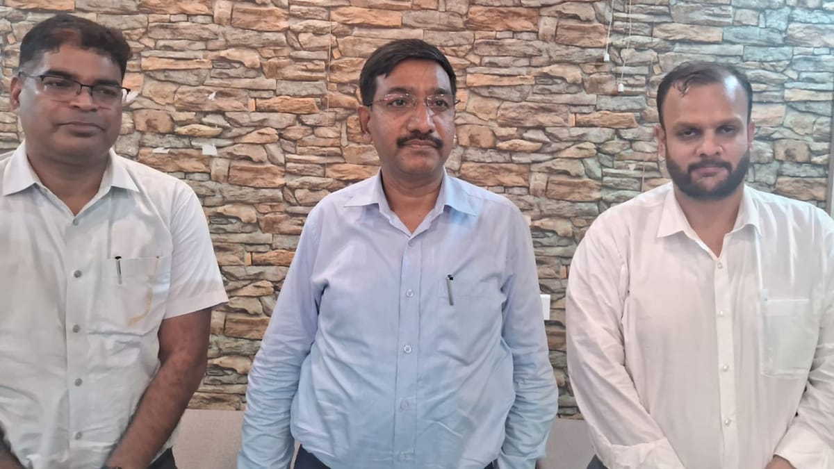 मॉडल बनेंगे काशी व कैंट स्टेशन: सुविधाओं का विस्तार, चार ट्रैक से गुजरेंगी ट्रेंनें; DRM ने किया निरीक्षण