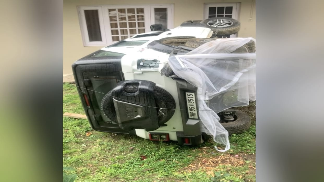 Kumarsain: Thar SUV goes out of control and crashes into house courtyard; youth dies.