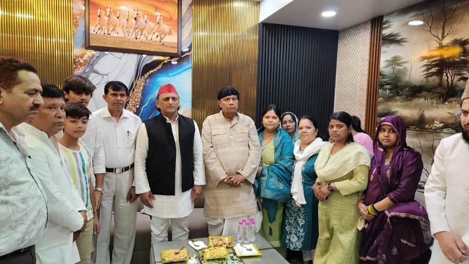 Akhilesh Yadav arrives in Agra on two-day visit