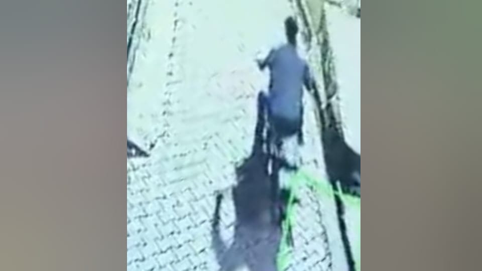 Woman kills husband with lover in baghpat Wife arrested search on for lover