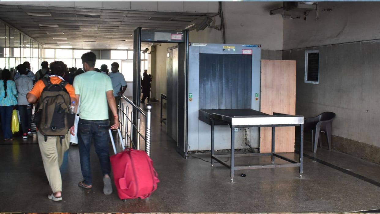 Serious security lapses have been found at Gorakhpur railway station; the CCTV cameras are not functioning.