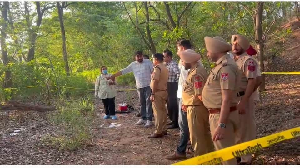 घटना की जांच करती पुलिस