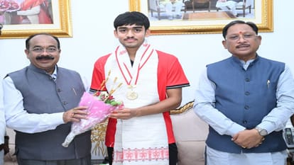एशिया कप विजेता हॉकी खिलाड़ी अवि मानिकपुरी ने सीएम साय की मुलाकात