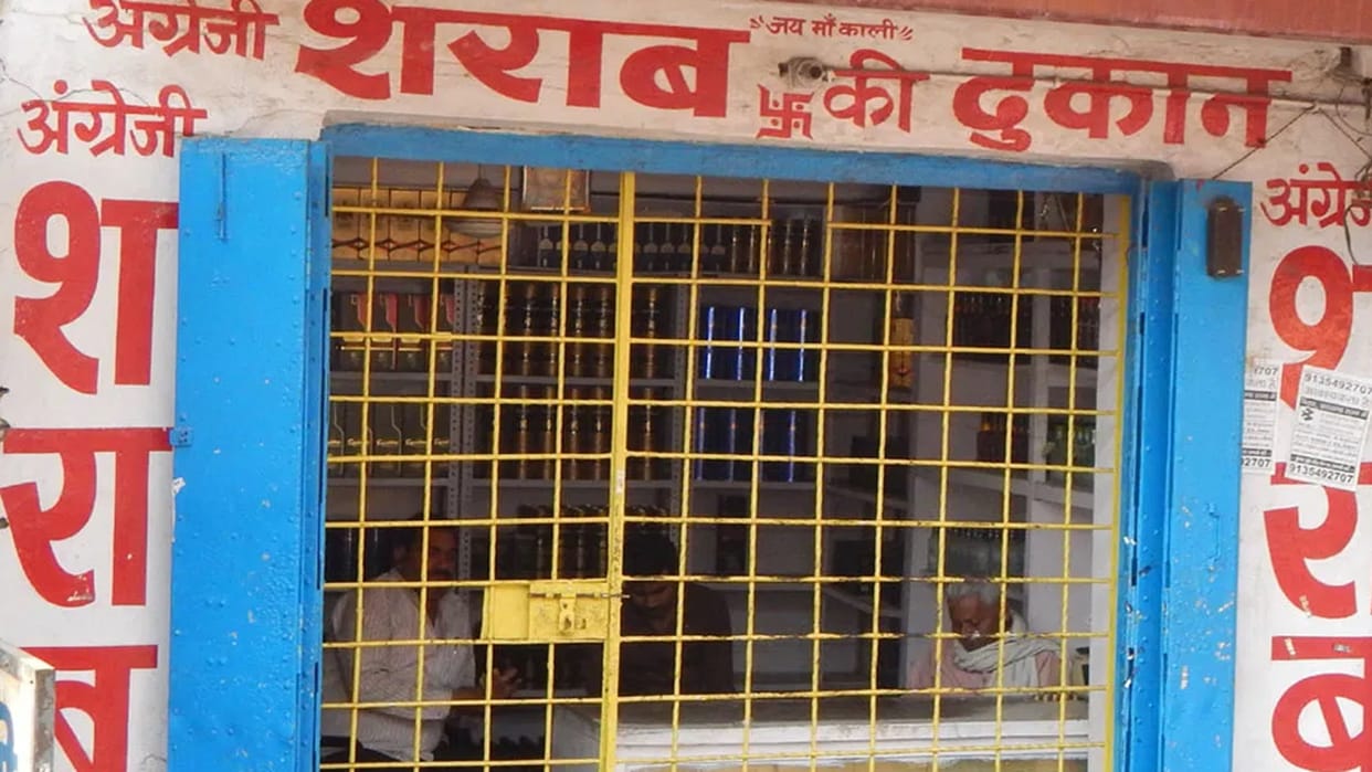 Major theft in government liquor shop, miscreants uprooted the locker filled with lakhs of rupees
