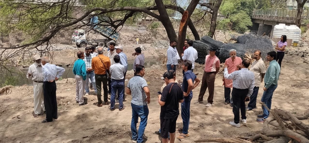 विशेषज्ञों और रहवासियों ने अधिकारियों के साथ किया निरीक्षण।