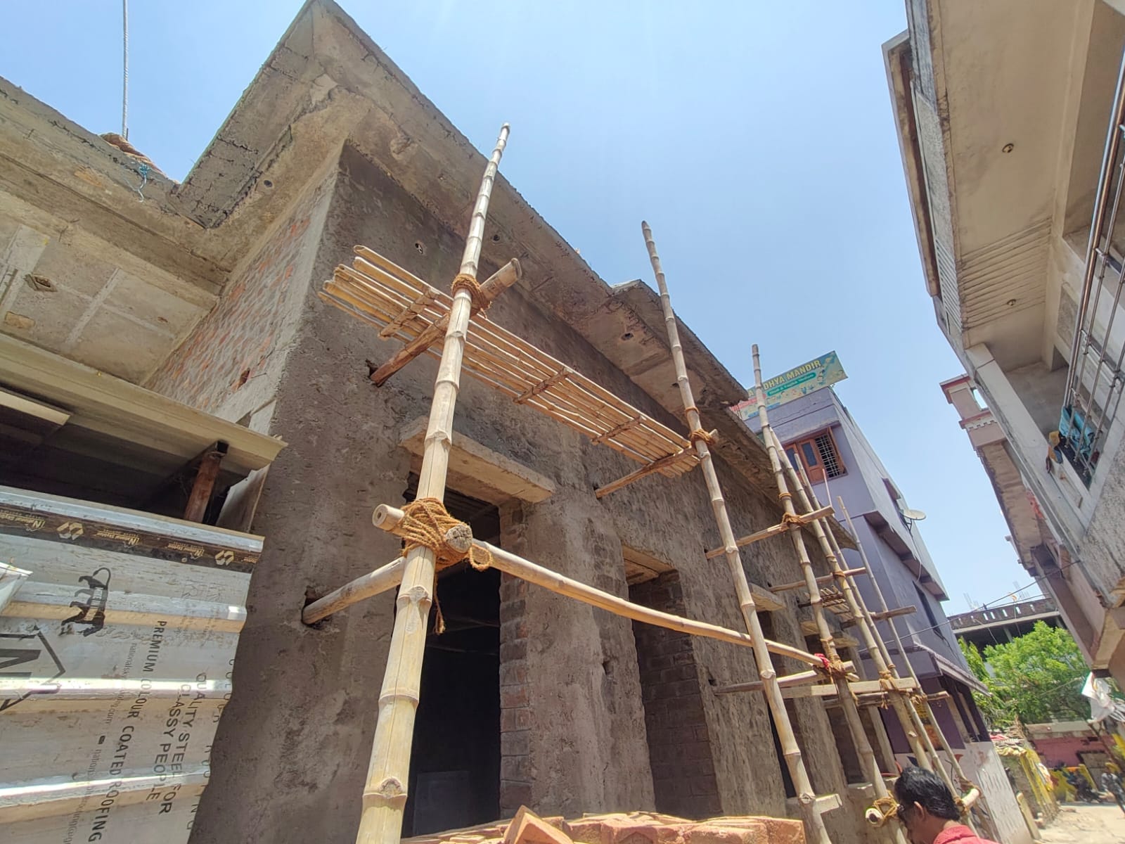 कुएं पर बन रहा मंदिर।