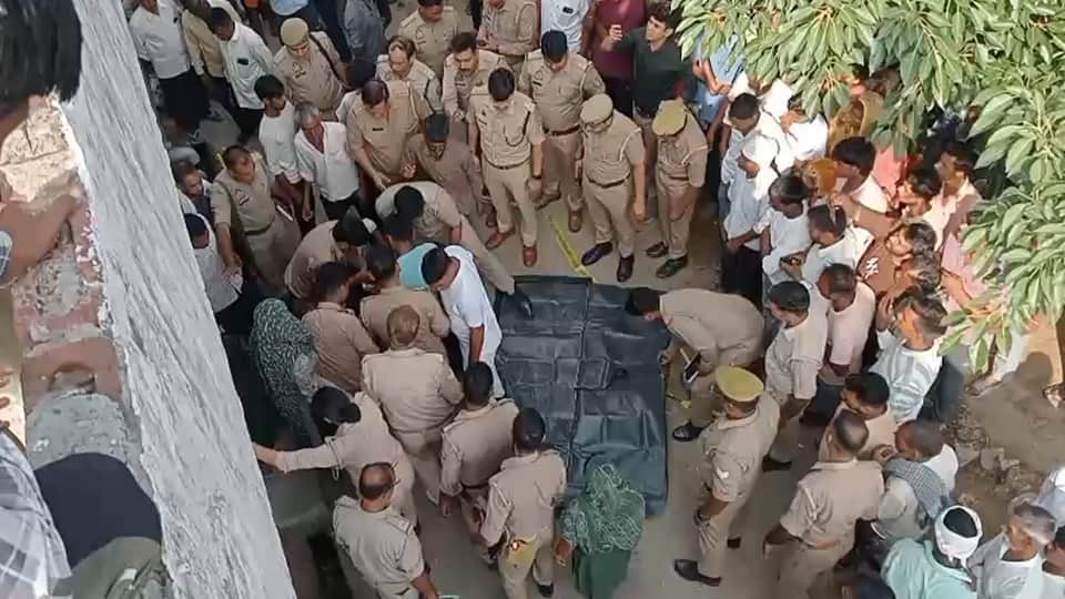 कुंदरकी में हत्या के बाद जुटी पुलिस