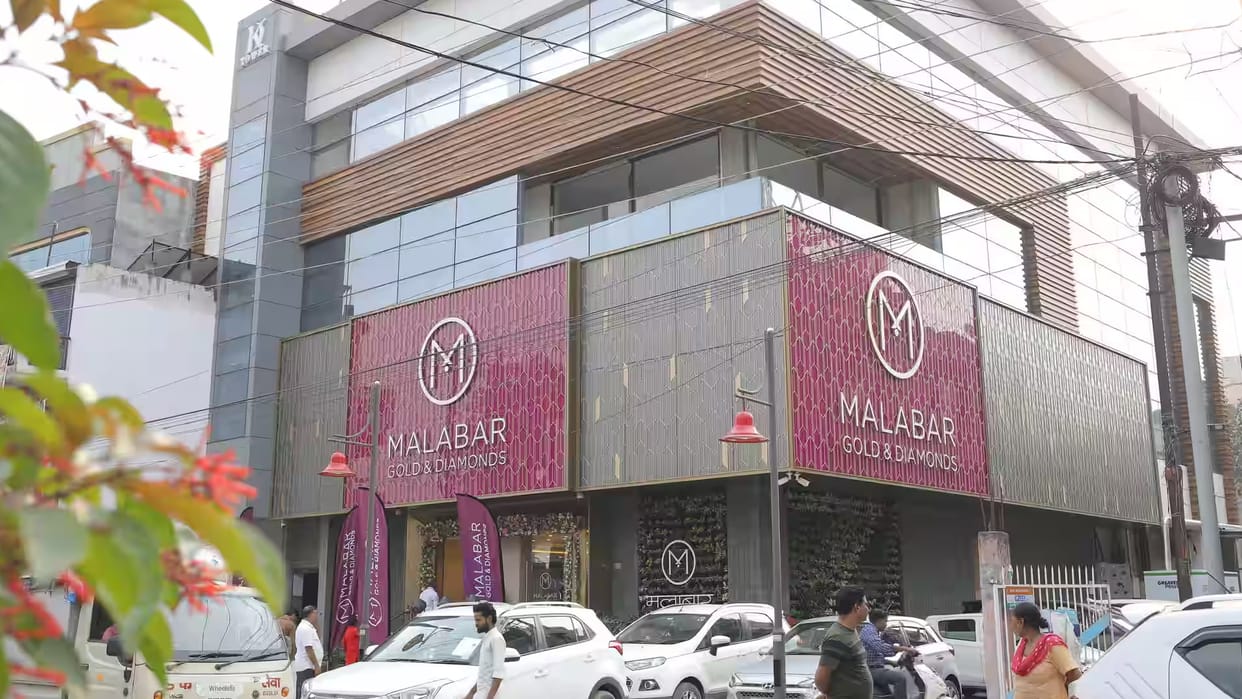 Gold necklace worth ₹1.10 lakh stolen from a jewellery showroom in Civil Lines; police investigating.