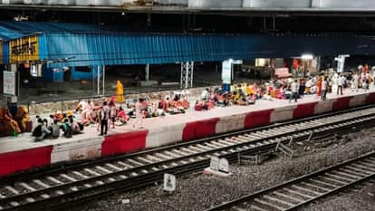 Jhansi: Devotees throng Mauranipur station to travel to Chitrakoot