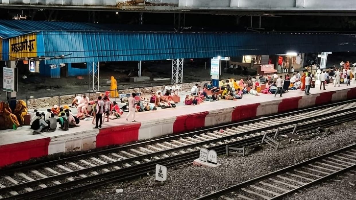 Jhansi: Devotees throng Mauranipur station to travel to Chitrakoot