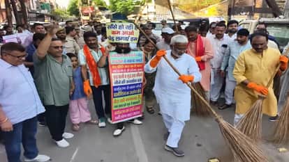 Prayagraj: Development and cleanliness will uplift the nation; Swatantra Dev wields the broom.