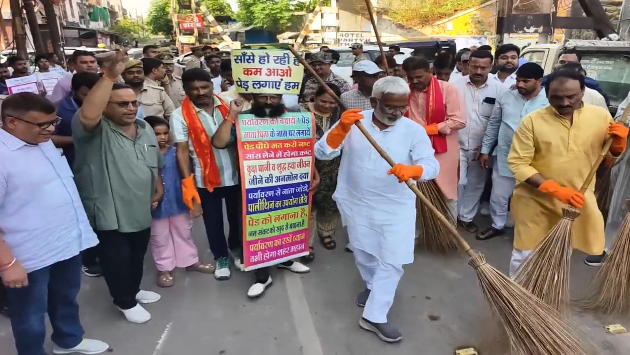 Prayagraj: Development and cleanliness will uplift the nation; Swatantra Dev wields the broom.