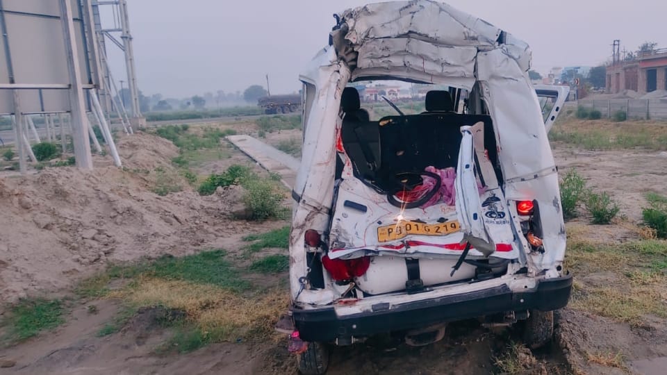accident on Ganga Expressway Three vehicles rammed into each other from behind father and daughter killed