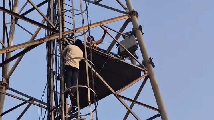 Bihar: पति के अवैध संबंध से परेशान पत्नी टावर पर चढ़ी, घंटों चला हाई-वोल्टेज ड्रामा, बोली- इंसाफ चाहिए