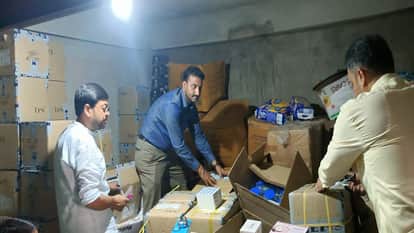 Mafia members broke locks placed by Drugs Department on shops in Agra medicine market